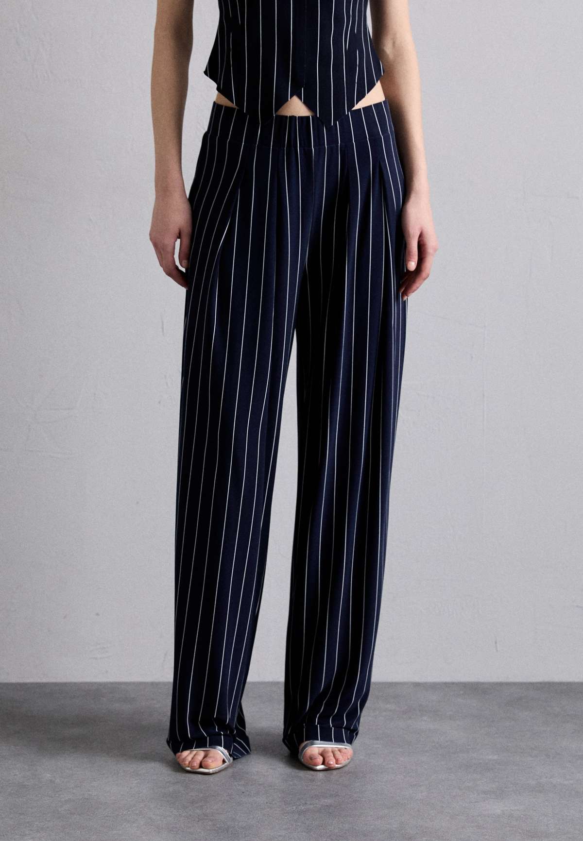 Брюки LOW RISE PLEATED TROUSER