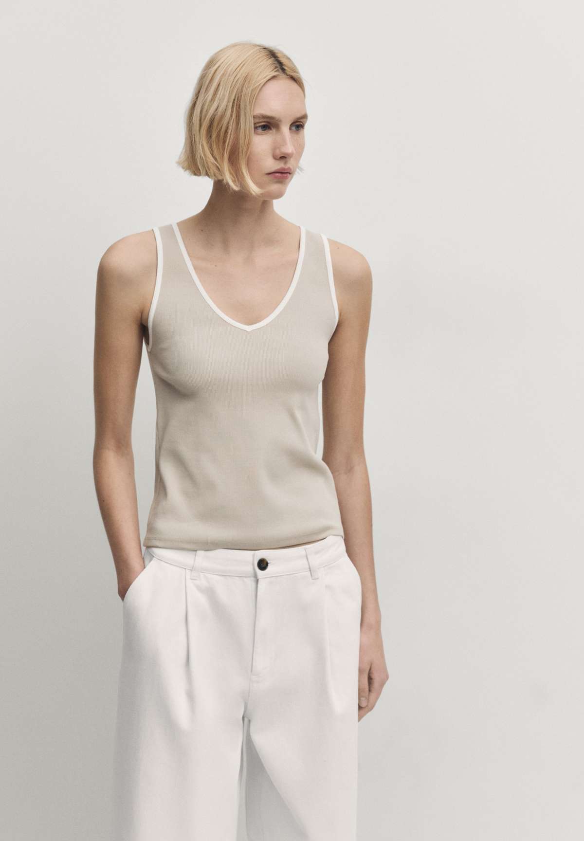 Топ WITH CONTRAST V-NECK