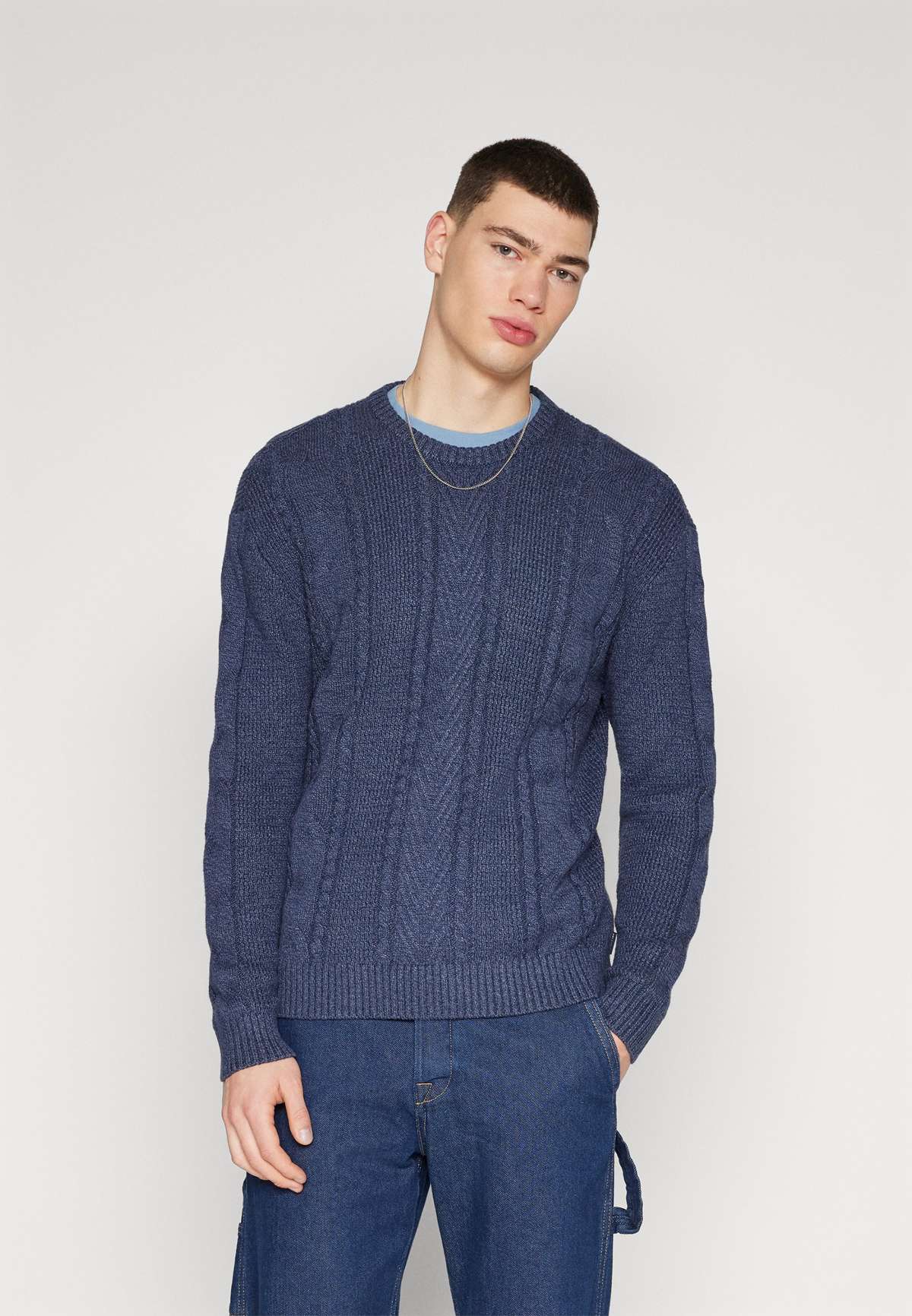 Пуловер CABLE-KNIT CREW SWEATER