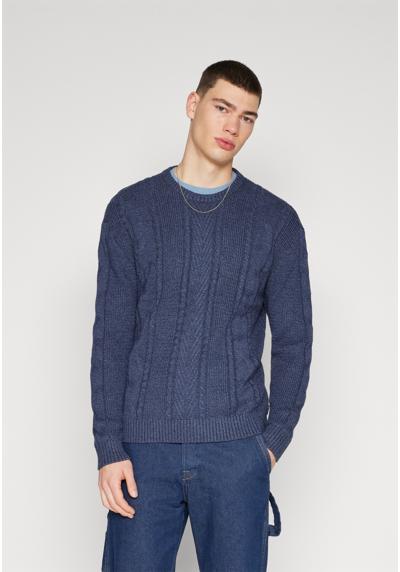 Пуловер CABLE-KNIT CREW SWEATER